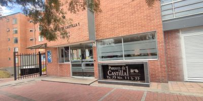 Ubicado en la ciudad de Bogotá, en el conjunto parques de Castilla 1, excelente ubicación pues tiene cerca paraderos del SITP, Av. Guayacanes, Av. Ciudad de cali y Boyacá.

Este apartamento cuenta con 2 alcobas con closet, 1 baño, cocina integral y patio que hace esta propiedad perfecta para aquellos dueños de mascotas, esta ubicado en un primer piso sobre sótano de parqueadero.

En términos de sus características externas, este apartamento se encuentra en un área de fácil acceso y completamente pavimentada. La propiedad cuenta con una tranquila área social y se encuentra cerca a una gran variedad de centros comerciales que ofrecen una amplia gama de opciones para las compras y el entretenimiento, fácil acceso a servicios de transporte y parques infantiles amplios y seguros.


