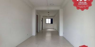 Oficina en excelentes condiciones ubicada en un segundo piso de un edificio en el barrio El Faro, Rionegro. Esta oficina ofrece agradables espacios e iluminación, con un área aproximada de 35 m2, e incluye una cocina y un baño completo. Es ideal para consultorios médicos, salones de estética, oficinas de abogados, atención a clientes, estudios de tatuajes, entre otros. El edificio cuenta con ascensor y escaleras de emergencia. Ubicada en una zona comercial altamente concurrida, con tránsito vehicular y peatonal constante. Cerca de City Médica, Clínica Somer, supermercados Ara y Jumbo, y con fácil acceso a transporte hacia Medellín y otros municipios del Oriente Antioqueño, además de rutas municipales y cómodas vías de acceso.