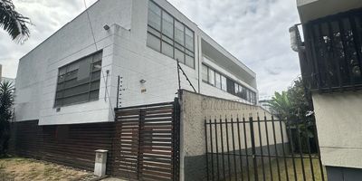 CÓDIGO:775796 En Patio Bonito, se encuentra esta imponente oficina de 500 metros cuadrados, ideal para aquellos que buscan un espacio amplio y funcional para sus operaciones comerciales. Con 2 baños y 2 parqueaderos, esta propiedad ofrece comodidad y practicidad a partes iguales. Ubicada en un sector estratégico, rodeado de un flujo constante de personas y con fácil acceso a estacionamiento y transporte público, este lugar promete visibilidad y tráfico para tu negocio. ¡Contáctenos hoy para programar una visita! Para descubrir más acerca de las increíbles propiedades que ofrecemos, te invitamos a visitar nuestra página web: https://www.rentamospropiedadraiz.com/