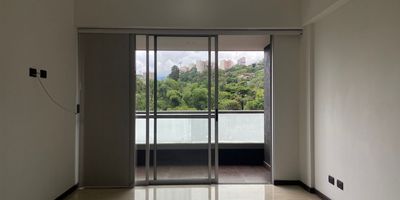 Apartamento en venta en unidad cerrada cerca a vias principales, parques, centro comerciales, restaurantes y servicios complementarios. Piso en marmol y madera laminada, sala comedor, estar de tv, estudio, 3 alcobas con baño en la principal, cocina integral abierta tipo americano, balcon y parqueadero independiente cubierto. Unidad con piscina, gym, salon social, parques infantiles, zonas verdes, vigilancia 24 horas, citofonia y circuito cerrado de tv.  Inmuebles sujetos a verificación de disponibilidad.
