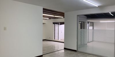 Casa comercial independiente en arriendo cerca a supermercados, vias principales, restaurantes, estacion de metro, rutas de transporte publico y servicios complementarios. Piso en porcelanato y ceramica, 8 espacios, baños, dos niveles, cocineta, cableado de red, techo cielo raso, aire acondicionado privado, divisiones en drywall, vitrina, patio, zona verde, red de gas, y parqueaderos *Inmuebles sujetos a verificación de disponibilidad.*
