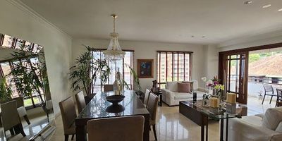 Apartamento ubicado en el prestigioso barrio Normandía de Cali. Con un área 174,23 m2. Consta de 2 habitaciones y un estudio que se puede convertir en tercera habitación; la principal con baño y amplio vestier. sala comedor, balcón, baño social y baño de alcobas. además, cuenta con alcoba de empleada con propio baño.
 
El apartamento  tiene 2 parqueaderos paralelos y un depósito. El edificio cuenta con piscina, salón social y gimnasio. Seguridad 24/7.