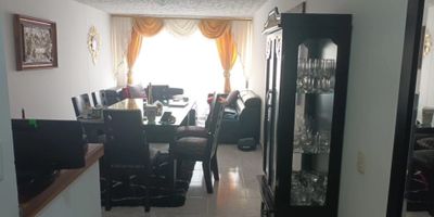 Estupendo apartamento para vender en una de las mejores ciudades de Colombia, Pereira, ubicado en el departamento de Risaralda. Con un área total de 86 M2 y un área construida y privada de igual medida, este inmueble ofrece un espacio cómodo y acogedor para que puedas disfrutar junto a tu familia. Cuenta con 3 habitaciones, perfectas para alojar a tus seres queridos o para aprovechar como oficina o estudio. Además, posee 2 baños, ideal para tener privacidad y comodidad en tu día a día.

Este apartamento es perfecto para cualquier amante de las mascotas, ya que admite su presencia en su interior. Además, ofrece la ventaja de tener armarios empotrados en todas las habitaciones, lo que te permitirá mantener el orden y la organización en todo momento. También podrás disfrutar de la comodidad de un baño auxiliar y un baño en la habitación principal, equipados con todo lo necesario para tu comodidad. Y en esos días fríos, podrás disfrutar del calentador de agua incluido.

Sin duda, uno de los beneficios más importantes es la cocina integral, equipada con todo lo necesario para preparar deliciosos platos para tu familia. También cuenta con un depósito y doble ventana, perfectos para brindarte mayor seguridad y tranquilidad. Incluso, tendrás la comodidad del gas domiciliario y la electricidad siempre disponible. El hall de alcobas y el comedor auxiliar completan las características internas de este inmueble.

Por otro lado, las características externas son igualmente impresionantes. Podrás disfrutar de una amplia y cómoda área social, perfecta para reuniones familiares o con amigos. Además, el ascensor te permitirá acceder fácilmente a tu apartamento. El edificio se encuentra en una zona rodeada de centros comerciales, lo que facilita tus compras y compras de alimentos. También hay escuelas y universidades cercanas, lo que facilita la educación de tus hijos. La propiedad incluye un garaje y cuenta con portería y vigilancia las 24 horas, lo q