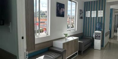 Se arriendan acogedora oficina sobre la avenida suba, cuenta con 84mts2, que incluyen 4 oficinas o consultorios, recepción y sala de espera con baño. Excelente iluminación y pisos en ceramica. 

cuenta con ascensor y parqueadero visitantes.
