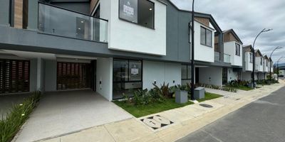 Te presentamos esta oportunidad de negocio tipo megapropiedad para la venta de casa en conjunto cerrado con zona bbq  ideal para disfrutar en familia , ubicada en el sector más exclusivo de la ciudad, Cerritos. Villa Terra es un conjunto de tan solo 84 casas con acabados modernos,123 m² distribuidos en 2 niveles que componen 3 habitaciones con baño privado, baño social, cocina integral, terraza, jacuzzi, zona de ropas, parqueadero para 2 vehículos, zona de fácil acceso al transporte y zonas sociales completas.
