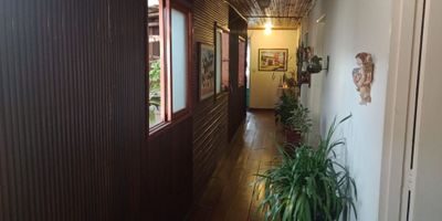 ? ¡Casa con Renta en Venta en San Antonio, Manizales!

Aprovecha esta excelente oportunidad de inversión en una casa amplia y luminosa, ideal para generar ingresos con su distribución en tres apartamentos.

? Distribución de la Propiedad:


 1er Piso (Apartamento 1):
 Sala-comedor, 2 habitaciones, cocina, baño y zona de ropas.
 1er Piso (Apartamento 2):
 Sala-comedor, 3 habitaciones, cocina, baño y zona de ropas.
 2do Piso (Apartamento 3):
 Apartamento amplio con sala-comedor, corredor, 7 habitaciones, cocina sencilla y 1 baño.


? Solar y Espacios Adicionales:
La casa cuenta con un amplio solar lleno de árboles frutales y plantas aromáticas, perfecto para disfrutar de la naturaleza y un ambiente tranquilo.

? Características Destacadas:


 Propiedad muy iluminada, con buena ventilación y espacios generosos.
 Ubicada en San Antonio, un sector residencial con fácil acceso a servicios y transporte.


? Potencial:
Ideal para familias grandes, proyectos de inversión o quienes buscan vivir en un espacio amplio mientras generan renta con los apartamentos adicionales.

¡Contáctanos para más información y agenda tu visita! ?


