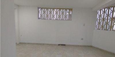 ? ¡Local en Arriendo en Avenida Paralela, Manizales!

Perfecto para emprendedores y pequeños negocios, este local ofrece comodidad y una ubicación estratégica para aprovechar el flujo comercial de la zona.

? Características del Espacio:


 Área privada: 19 m², ideal para adaptarse a diferentes tipos de negocio.
 Baño completo con ducha, brindando mayor comodidad.
 Pisos en cerámica/mármol para un acabado moderno y fácil mantenimiento.


? Ubicación Estratégica:


 Ubicación exterior sobre la Avenida Paralela, con excelente visibilidad y acceso.
 Cerca de centros comerciales, colegios, universidades y centros médicos.
 Zona con acceso pavimentado y transporte público cercano.


? Ideal para:
Negocios pequeños, oficinas o servicios que requieran un espacio compacto y funcional en una zona de alta movilidad.

¡Contáctanos para más información y asegura tu espacio hoy mismo! ?


