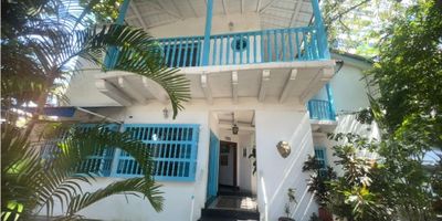 ¡Aquí está tu oportunidad de adquirir o arrendar una hermosa casa ubicada en Cartagena de Indias, una de las ciudades más encantadoras y turísticas de Colombia!. Esta propiedad de 510 M2 de terreno y 320 M2 de construcción es perfecta para aquellos que buscan un lugar amplio y con todas las comodidades ya sea para vivir o para materializar el sueño de tener un establecimiento comercial como restaurante, hostal, hotel o casa airbnb en una de las zonas más privilegiadas de la ciudad.

Casa de esquina ubicada en el barrio de Manga, a pocos metros del Fuerte San Sebastián del Pastelillo, donde se encuentran el Muelle del club Náutico del Club de Pesca y el clásico y legendario restaurante Club de Pesca. Ubicación privilegiada y estratégica, con vocación comercial y residencial. Se encuentra a pocos minutos del Centro Histórico de la ciudad, y a sus alrededores se encuentran parques, restaurantes, supermercados.

Excelente propiedad ya sea para uso comercial (restaurante, hostal, Airbnb) como para uso residencial.

Fue construida en 1965, único propietario desde entonces. Se conserva parcialmente el diseño original. En la planta baja cuenta con tres (3) cuartos amplios y dos (2) baños, un comedor, sala de estar y hall de habitaciones, junto a un jardín interior que fue modificado pero puede restablecerse. Cuenta con cuarto y baño de servicio. En el segundo piso hay dos (2) habitaciones cada una con su baño, una biblioteca y una sala. Tiene una terraza que está inconclusa pero que puede ser adecuada para construir otros cuartos o sala comedor en el segundo piso, teniendo el segundo piso proyección para uso residencial o de hoteleria tipo Airnb. Cuenta con una amplia cocina, que brinda oportunidad para uso en el primer piso de restaurante, cafetería o similares.

En resumen, esta hermosa casa en Cartagena de Indias es perfecta para aquellos que buscan un lugar espacioso, cómodo y con todas las comodidades para vivir en una de las mejores zonas 