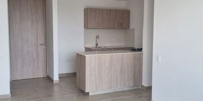 Apartamento en arriendo, de 75 mts, cuenta con 2 habitaciones, principal con vestier y baño y balcón, auxiliar con closet, baño social, está dotado de cocina integral tipo isla, zona de ropas, sala-comedor, balcón con vista panorámica, parqueadero, cuarto útil y una excelente vista natural, está ubicado estratégicamente en un sector muy exclusivo conocido como los colegios en Rionegro, Antioquia