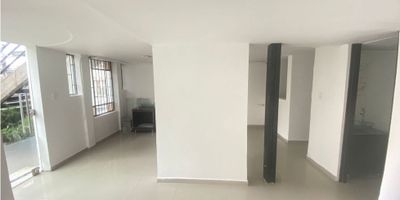 Local comercial en excelente sector, cuenta con amplios espacios, 1 baño, cocina, gas natural, suelos en cerámica, zona comercial y residencial, el local cuenta con plazoleta.
