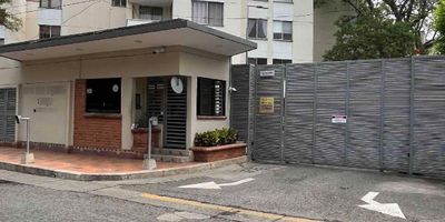 Espectacular Apartamento está disponible para Venta. Ubicado en el barrio Tequendama de la ciudad de Cali. Cuenta con 3 habitaciones, 3 baños y 2 parqueaderos. El área construida es de 107.42 m². Estrato: 3. 