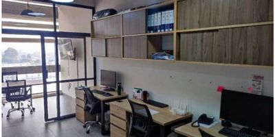 Oficina en venta con un área de 42 M2, piso en madera laminado, equipada con puestos de trabajo, gabinetes, sala de gerencia, cocineta. Cerca a bancos y centros comerciales.

Contactanos para mas informacion.
