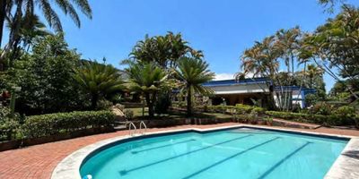 VENDO HERMOSA CASA QUINTA, ideal para tus días de descanso, cuenta con:
CASA PRINCIPAL: 5 alcobas, 4 baños con ducha, Nacedero de Agua propio, Piscina, Terraza área social, Comedor principal, Cocina con salida jardín, Salón principal 3 ambientes
CASA HUESPEDES: 2 alcobas, 2 baños con ducha, Salida a la piscina, Terraza, Zona de juegos
CASA SERVICIO: Área social con cocina, Baño, 2 alcobas, Zona de lavandería, Deposito
JARDINES TERRAZAS: Jardines con plantas ornamentales, Parqueadero 4 carros, Área de lavandería, Deposito para materiales, Cuarto de motobombas, Tanques elevados para agua, Terraza interna con jardineras, Espacio para cilindro de gas.

Contactanos para mas informacion.
