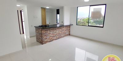 Código: 9440. 6° Piso con edificación de 7 pisos. Acceso al inmueble: Directo a la vía, sendero peatonal y ascensor. Alcobas con puertas, baños cabinados en vidrio, calentador eléctrico y cocina con cubierta. Parqueadero para carro. Contrato de arrendamiento mínimo a 1 año.