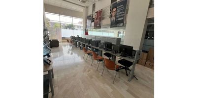 Edificio en Venta en Santa Bárbara – Bogotá

Excelente oportunidad de inversión en una de las zonas más cotizadas de Bogotá, ideal para uso comercial, educativo o de oficinas.


 Área Total Lote: 590 m²
 Área Construida: 2.847 m²
 Área de Oficinas: 1.163 m²
 Sótanos: 882 m² (2 sótanos para parqueaderos y almacenamiento)
 Parqueaderos: 25 espacios disponibles


Características del Edificio:


 7 pisos + terraza
 Ascensor Mitsubishi
 Año de construcción: 1999
 Sistema Red Contra Incendios


El inmueble es ideal para uso comercial, dotacional, educativo o para oficinas y restaurantes, gracias a su ubicación estratégica y amplios espacios.

¡Contáctanos para más información y agendar una visita!
