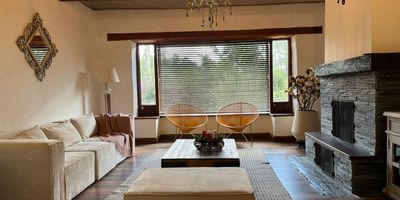 Casa en arriendo y venta en sector campestre, poco flujo vehicular y tranquilo. Piso en madera laminada, dos niveles, chimenea, sala y comedor independiente, 3 alcobas con baño en alcoba ppal, cocina integral abierta tipo americano, alcoba y baño de servicio, zona de ropa, balcon, terraza, jardin, parque infantil y cancha, parqueaderos cubiertos y descubiertos e independientes, vigilancia 24 horas, citofono, casa para mayordomo y circuito cerrado TV. *Inmuebles sujetos a verificación de disponibilidad.*
