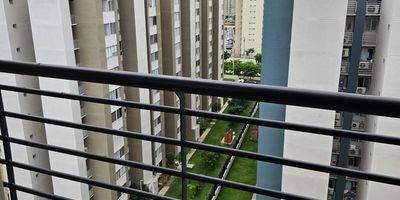 APARTAMENTO EN ARRIENDO ALAMEDA DEL RÍO. Consta de 52mts, dos habitaciones, dos baños, sala comedor, cocina, área de labores, balcón. Piscina, vigilancia, parqueadero comunal, ascensor. 