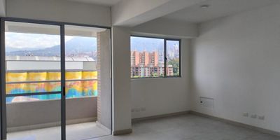 Apartamento en arriendo en unidad cerrada con facil acceso a via principal, centro comercial, supermercados, restaurantes, servicio publico de transporte y  servicios complementarios. Piso en porcelanato, sala comedor, estar de tv, 2 alcobas con baño en la principal, cocina integral abierta tipo americano, balcon y parqueadero cubierto . Conjunto cerrado, ascensor, piscina, gym, salon social, sauna, turco, parque infantil, placa polideportiva, vigilancia 24 horas y circuito cerrado de tv.  *Inmuebles sujetos a verificación de disponibilidad.*
