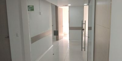 Oficina o consultorio en arriendo edificio empresarial con facil acceso, cerca a hoteles, servicios complementarios y bancarios de la zona. Piso en baldosa, 5 espacio, baño privado, cocineta. Vigilancia 12 horas, citofonia, circuito cerrado de tv.  *Inmuebles sujetos a verificación de disponibilidad.*

