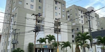 Se vende apartaestudio ubicado en el barrio Centenario, Pereira.
Queda en un noveno y ultimo piso con vista a la ciudad y a la serranía Alto Del Nudo. Cuenta con habitación cerrada con closet y baño privado, cocina integral, sala, comedor, zona de ropas ventilada y parqueadero cubierto.
El conjunto tiene parque infantil, salón social y lo mejor de todo es su ubicación residencial cerca al centro de la ciudad teniendo alrededor centros comerciales, centros de salud, supermercados, terminal de buses y el aeropuerto. Además, lo rodean las principales vías de la ciudad como son la Av Americas y la 30 de Agosto.
Invierta en una buena propiedad! Contáctenos para mayor información.