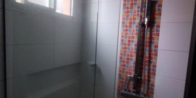 Amplio apartamento en arriendo en La Orquídea, Envigado. Este inmueble de 110 m² ofrece comodidad y espacio, ideal para quienes buscan vivir en un sector residencial. Ubicado en el primer piso, cuenta con 3 habitaciones y 2 baños, proporcionando un ambiente funcional para el día a día. Su ubicación en Envigado, estrato 3, permite fácil acceso a servicios y zonas de interés. Con un canon de $4,400,000, esta es una opción atractiva en la ciudad. Para conocer más detalles de este apartamento en arriendo en Envigado, puede contactarnos vía WhatsApp o solicitar ver teléfonos.