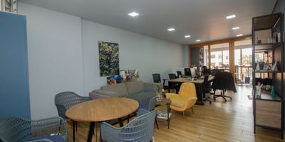 Estamos Ubicados en Chapinero  tenemos la exclusiva oficina de 59.43 metros cuadrados con espectacular vista exterior a Calle 72, ideal para aquellos que buscan un espacio elegante y funcional para sus negocios. Cuenta con Balcón  2 baños , cocina a gas y 1 parqueadero cubierto , este inmueble ofrece comodidad y practicidad a partes iguales. Su diseño moderno y acabados de alta calidad crean un ambiente profesional y acogedor, perfecto para recibir a clientes y colaboradores. No pierdas la oportunidad de hacer de este lugar el epicentro de tus operaciones comerciales. ¡Contáctanos para más información!