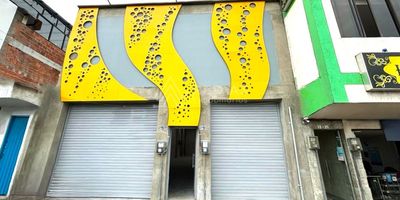 Bodega en arriendo en el centro de Pereira

Bodega ubicada en el corazón de Pereira, a pocas cuadras de Ciudad Victoria y cercana a importantes centros comerciales, restaurantes, entidades gubernamentales, hoteles y bancos. La propiedad tiene acceso a vías pavimentadas en buen estado, por donde circulan diversos medios de transporte público y privado.

Características constructivas

Estructura y materiales: La bodega cuenta con columnas y cubierta de estructura metálica, cimentación en concreto reforzado, muros en ladrillo con acabado en estuco, y una cubierta de teja CPVC con lucetas en material translúcido que aprovechan la luz natural. Los pisos son de concreto pulido con capacidad de carga de aproximadamente 5 toneladas por metro cuadrado.
Sistema eléctrico: Instalación trifásica de 3*208/120 V, tablero de 24 circuitos, panel de iluminación descolgado, tomas monofásicas a 120 V, puntos para comunicación y TV, tomas GFCI en áreas húmedas, y sistema de malla a tierra.
Dimensiones y distribución: La bodega tiene una altura de 6,5 m en su punto más alto y 6,0 m en la parte inferior. Su fondo es de 37 m, el ancho en la parte posterior es de 8,5 m y en la parte frontal es de 5,6 m; dichas medidas permiten el almacenamiento en altura de manera óptima.
Espacio adicional: La propiedad cuenta con un área total de 331 m², dividida en 291 m² en el primer piso que incluye un baño y una cocineta. También ofrece un mezzanine de 40 m² diseñado para oficinas, con una altura de 3 m, capacidad de  200 kg/m² y acceso mediante escaleras metálicas; ésta zona cuenta con un baño y el tanque de reserva del agua potable.
Acceso: Entrada principal con cortina enrollable de aproximadamente 3.2 mx 3.6 m, adecuada para el ingreso de vehículos de carga media, y una puerta de acceso peatonal de 1.0 mx 2.2 m.

Valor del arrendamiento: $10,000,000 (IVA incluido)

Para más información y detalles adicionales, contáctanos!