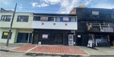 ¡Oportunidad de inversión en el sur de Cali, barrio Cristóbal Colón!

Se vende casa de dos niveles con 480 m² construidos, ubicada en un sector comercial con excelente ubicación, ideal para inversionistas que deseen remodelar o construir.

Características de la propiedad:


 
 Primer nivel:

 
  Sala
  Cuatro habitaciones grandes
  Comedor
  Cocina integral
  Patio amplio
  Zona de oficio
  Local comercial de 32 m², con dos espacios y baño privado, con energía y agua independiente.
 
 
 
 Segundo nivel:

 
  Salón grande
  Baño social
  Dos habitaciones grandes
  Sala comedor
  Dos cocinas sencillas
  Habitación amplia con baño privado
  Patio y zona de oficio
  Dos terrazas (una con cubierta)
 
 


Servicios:


 En el primer nivel, los servicios públicos de agua, energía y gas son independientes para la casa y el local.
 En el segundo nivel, solo se cuenta con energía y agua independientes.


Ideal para inversión:


 Ubicada en una zona comercial de alta demanda, lo que abre múltiples posibilidades para remodelar, construir o aprovechar el local comercial existente.
 Perfecta para quienes buscan rentabilidad a través de arriendos o para proyectos comerciales.


¡No dejes pasar esta excelente oportunidad de inversión!

¡Tu próxima inversión está aquí!
