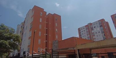 ALQUILO HERMOSO APARTAMENTO PARA ESTRENAR AL SUR DE CALI EN CIUDAD MELENDEZ. Cra 101B No. 50 - 228 Ap 301 To 4 C.R. Cuarzo. COD 2096. ¡Tu nuevo hogar te espera en Ciudad Meléndez! Hermoso apartamento listo para estrenar en un conjunto residencial con todas las comodidades. Ubicado en una zona privilegiada, cerca de todo lo que necesitas: colegios, supermercados, centros comerciales y vías principales. Características: sala-comedor amplia e iluminada, 2 alcobas con closet (principal con baño privado y vestier), cocina integral a gas, zona de oficios con calentador a gas, aire acondicionado, cortinas blackout, balcón. Áreas sociales: piscina, parque infantil, salón social, ascensor, citófono, portería y vigilancia 24 horas, cuenta con parqueadero comunitario y zonas verdes. $1.350.000 Admon incluida. Telfs. (602) 8960448, 3157057741, 3163510317.
