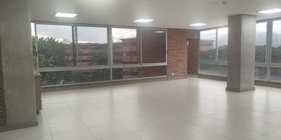 Oficina en arriendo en edificio empresarial en el sector de Castropol, ubicacion estrategica, facil acceso desde la Av el Poblado y transporte publico.  Acabados modernos, piso en porcelanato, amplio espacio abierto, baño privado y comunales, cocineta, cableado de red, techo cielo raso,aire acondicionado y parqueaderos cubiertos. Auditorio, parking visitantes gratuito, vigilancia 24 horas, citofonia y circuito cerrado de tv. *Inmuebles sujetos a verificación de disponibilidad.*
