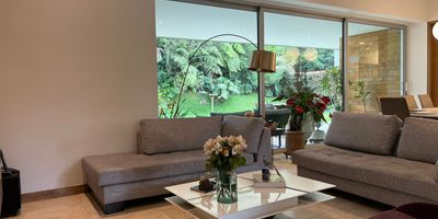 Casa en aventa en unidad cerrada, sobre via principal de facil acceso, cerca a centros comerciales y una gran oferta de servicios complementarios; sector de gran crecimiento y desarrollo urbanístico. Piso en marmol y madera,  chimenea, sala comedor, estar de tv, estudio, biblioteca, 3 alcobas con baño en cada una, tina, cocina integral abierta tipo americano, alcoba y baño de servicio, terraza, jardin y parqueaderos (2 cubiertos). Ademas de las zonas sociales piscina climatizada, gimnasio dotado, turco, adicional las zonas verdes y parques infantiles cancha de squash. Casa domotizada, autoenergia y alarma, Vigilancia 24 horas, citofonia y circuito cerrado de tv. *Inmuebles sujetos a verificación de disponibilidad.*
