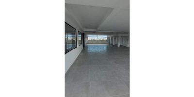 Edificio para Estrenar en Venta – Sector Las Villas, Zona Norte

Edificio de 5 pisos, ideal para uso comercial o corporativo, con excelente distribución y amplios espacios.


 
 Área:

 
  Nivel 1: 450 m²
  Niveles 2 al 5: 300 m² por nivel
 
 
 
 Características:

 
  2 entradas
  2 parqueaderos
  2 terrazas
  Ascensor
  10 baños
  Sistema eléctrico de 100 kVA
 
 


Ubicado en una zona de alto desarrollo en el norte de Bogotá, este edificio es perfecto para empresas que buscan un espacio moderno y funcional.
