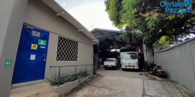 VENDEMOS magnífica bodega en una ubicación privilegiada de 385 M2 de área construida y 532 M2 de lote en BARRIO ABAJO. Este espacio versátil y bien distribuido es ideal para cualquier tipo de negocio o almacenamiento. Con buena iluminación y acceso a servicios básicos, esta bodega es una oportunidad única en el mercado inmobiliario. ¡No dejes pasar esta oportunidad! Contáctanos al número 3218521992 para más información y agendar una cita.