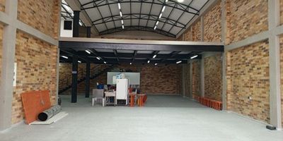 ¡Descubre la oportunidad perfecta para tu negocio en esta bodega comercial disponible para arrendar en la prestigiosa zona de Suba,  este bodega de doble altura está recién disponible en el mercado y listo para cumplir todas tus expectativas comerciales. este imponente establecimiento cuenta con un área total construida de 550 metros cuadrados distribuidos en dos niveles. Brindando suficiente espacio tanto para operaciones como para la personalización según tus necesidades específicas.
 Lo que añade comodidad para ti y tus empleados. Su distribución de doble altura no solo maximiza el espacio, sino que también ofrece un diseño más abierto y renovado.
 Contacta con nosotros hoy mismo para obtener más información y asegurar tu cita para visitar este inmueble comercial  ¡Ven y sé el primero en aprovechar esta nueva opción en el mercado comercial local!