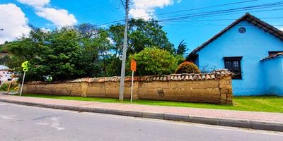 Espectacular finca colonial en venta con una casa principal llena de encanto. Ubicada en un sector de alta valorización, esta propiedad de 13.046 m² te ofrece la oportunidad de disfrutar de la tranquilidad del campo sin renunciar a las comodidades de la ciudad.
La casa, con 5 amplias habitaciones, 3 baños, sala con chimenea, cocina, comedor y salones de juegos, es ideal para compartir en familia o con amigos. Sus espacios acogedores y la belleza de su arquitectura colonial crean un ambiente único.
Además, el terreno completamente fértil y rodeado de árboles nativos invita a disfrutar de la naturaleza y a desarrollar diversos proyectos. ¡Una inversión segura en un entorno privilegiado. Precio negociable!!