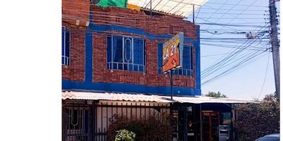 Aprovecha esta  oportunidad de inversión. Se vende casa esquinera de 3 niveles en sector de gran valorización.  Casa - lote construido con 5 apartamento todos funcionales y 4 de ellos ya rentando.  Cuenta también con un local comercial en el primer piso.  Precio negociable, se escuchan propuestas.