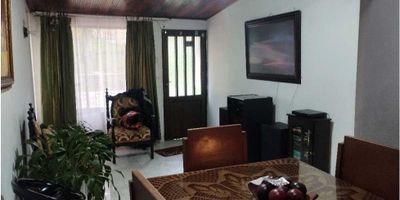 Te ofrecemos una increíble oportunidad de inversión en la ciudad de Manizales, en el departamento de Caldas. Se trata de una casa ubicada en una zona privilegiada, rodeada de hermosas vistas y con fácil acceso a centros comerciales, colegios/universidades y zonas urbanas. Esta propiedad cuenta con un área de terreno de 81 M2 y una construcción de 81 M2, con una distribución pensada para brindarte el mayor confort y comodidad en su área privada de 81 M2.

Al ingresar a la casa encontrarás 4 amplias alcobas que te ofrecen la privacidad y espacio que necesitas para descansar tranquilamente. Además, cuenta con 2 baños que se encuentran en excelentes condiciones y un diseño moderno, para que puedas disfrutar de su funcionalidad al máximo. Pero eso no es todo, ya que esta propiedad es perfecta para aquellos que aman a sus mascotas, ya que cuenta con un espacio ideal para ellos.

En su parte interna, este inmueble ofrece excelentes características que hacen que sea una opción única en el mercado. Desde armarios empotrados en todas las habitaciones, hasta calentador para que te olvides de las preocupaciones al ducharte, sin olvidar sus hermosos clósets que brindan una gran capacidad de almacenamiento. La cocina, completamente equipada, cuenta con espacios funcionales y modernos para preparar tus mejores platos, mientras que sus dobles ventanas y el gas domiciliario garantizan un ambiente acogedor y económico en todo momento.

Además, en su interior podrás disfrutar de un suelo de cerámica/mármol que brinda una sensación de frescura y limpieza en todo momento, junto con una despensa para que puedas tener todo lo que necesitas al alcance de tu mano. Y para tu tranquilidad, cuenta con servicios de electricidad y un piso de madera que le da un toque elegante y acogedor a esta maravillosa casa.

Por último, pero no menos importante, sus características externas hacen que esta propiedad sea aún más atractiva. Con un acceso pavimentado, podrás llegar fá