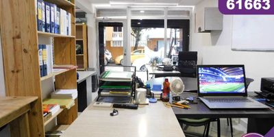 Locales en venta ubicados en la ciudad de Barranquilla, en el barrio Las Estrellas, con un área construida aproximada de 200 mt2, distribuidos de la siguiente manera: En la primera planta 2 locales, cada uno cuenta con su baño y en la segunda planta 2 locales, cada uno con su baño, buena distribución en sus áreas, con uso del suelo Polígono PR-2, con cómodas vías de acceso y facilidad al transporte público cercano, sobre el sector puede encontrar supermercados.