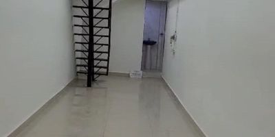 Se vende o Arrienda local comercial, en popular sector de la ciudad, cuenta con un baño, mezanni en segundo piso de 8 mts2,  el local tiene una área de 34 m2.