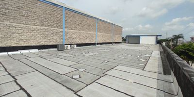 Descubre la oportunidad de adquirir un lote de 600 metros cuadrados en cubierta o azotea. Este terreno ofrece un sinfín de posibilidades, es ideal para cancha sintética. Con acceso a servicios básicos y una vista panorámica que te dejará sin aliento, esta propiedad es ideal para quienes buscan invertir en un futuro próspero. No pierdas la oportunidad de hacer realidad tus planes con este lote excepcional