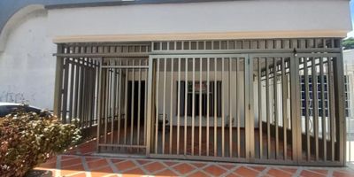 Se vende Casa de 100 M2, ubicada en el sector del barrio San José, cerca de restaurantes, colegios, estación de policía, zona de fácil acceso. La casa cuenta en su interior con: 3 Habitaciones, 2 baños (baño en alcoba principal), sala-comedor, cocina integral, Estudio (o se puede adecuar como habitación también) zona de labores, se entrega con aire mini-split, terraza amplia y enrejada. Casa totalmente remodelada