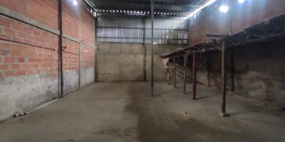 se arrienda bodega  ubicada en zona de alto trafico comercial cerca a la calle30  con un área de 280 M2 con baño y oficina administrativa ven y conócela. nota: al valor del canon se le agrega el IVA.