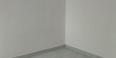 Vendo Apartamento de 72 M2, cerca de ruta de transmetro, CAI, Colegios, Parques y Restaurantes. El Apartamento cuenta en su interior con: 3 habitaciones con closet, 1 baño, sala-comedor, cocina, zona de labores.