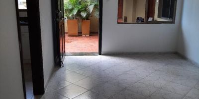 Arriendo Apartamento de 45M2, ubicado en sector del barrio nuevo horizonte, cerca de ruta de buses, parque, iglesia, bombas de gasolina. El Apartamento cuenta en su interior con. 1 alcoba, 2 baños, parqueadero cubierto, sala-comedor. cocina, área de labores