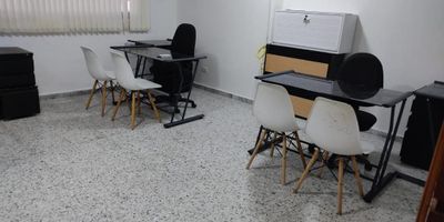 Arriendo oficina en centro empresarial  ubicado en exclusivo sector del prado.
 es una oficina con un área de 24 m2 maravillosamente bien distribuido que te brindara la mayor comodidad a ti a tus clientes ya que es bastante amplio, fresco, cómodo,   1 baños, aire mini split ubicado con fácil vías de acceso en vía principal, no pierdas esta maravillosa oportunidad de montar tu negocio en esta zona con alto tráfico comercial. ven y conócelo!.