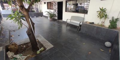 Arriendo casa comercial ubicado en el norte de barranquilla con un área de 185  m2 maravillosamente bn distribuido que te brindara la mayor comodidad a ti a tus clientes ya que es bastante amplio, fresco, cómodo, ubicado con fácil vías de acceso en vía principal,  con uso de suelo para salud, no pierdas esta maravillosa oportunidad de montar tu negocio en esta zona con alto tráfico comercial. ven y conócelo!.,