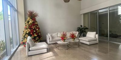 Se vende apartamento de 110 M2, cuenta con 3 alcobas, 2 baños, estudio, baño social, sala comedor, cocina tradicional, alcoba de servicio con su baño zona de labores, parqueaderos, deposito, adicional el edificio cuenta con GYM y salón Social, ascensor. Cerca de universidades, centros comerciales, accesible a transporte público