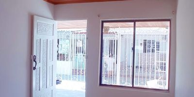 Se vende casa de 102 M2, Cuenta con 4 habitaciones, cocina tradicional, patio enchapada. Cerca de tiendas, droguería, colegio. Fácil acceso, Transporte publico.