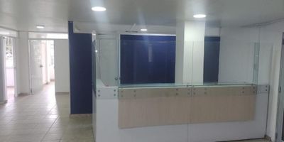 Si te atrae emprender tu negocio en un buen sector de la ciudad, en un punto estratégico, esta oportunidad es para ti!! se vende local comercial ubicado en el sector del prado es un local con un área de 158 m2 maravillosamente bien distribuido que te brindara la mayor comodidad a ti a tus clientes ya que es bastante amplio, fresco, cómodo, ubicado con fácil vías de acceso en vía principal, ideal para consultorio medico o cualquier fin comercial no pierdas esta maravillosa oportunidad de montar tu negocio en esta zona con alto tráfico comercial. ven y conócelo!