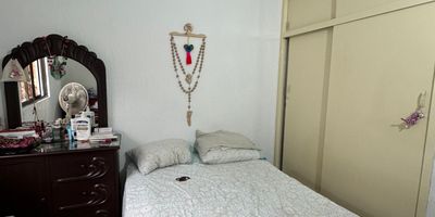 SE VENDE

Casa de 2 pisos Unifamiliar en el barrio Departamental 

Área del Lote : 120 mt2
Área Construida : 210 mt2

Primer Piso:

Parqueadero interno garaje
Parqueadero externo con reja
Sala comedor amplia 
Baño social
Cocina amplia 
Sala de televisión
Patio de Ropas
Habitación de servicio con Baño 

Segundo piso 

Habitación o sala con Balcón
3 Habitaciones con Closet 
Baño completo

Posibilidad de ampliar plancha de aprox 10 mt2

Excelente ubicación , cerca de clínicas, centros comerciales, bancos, universidades.
Acceso desde la Pasoancho, autopista, carrera 44 y carrera 50.

Valor : $480.000.000